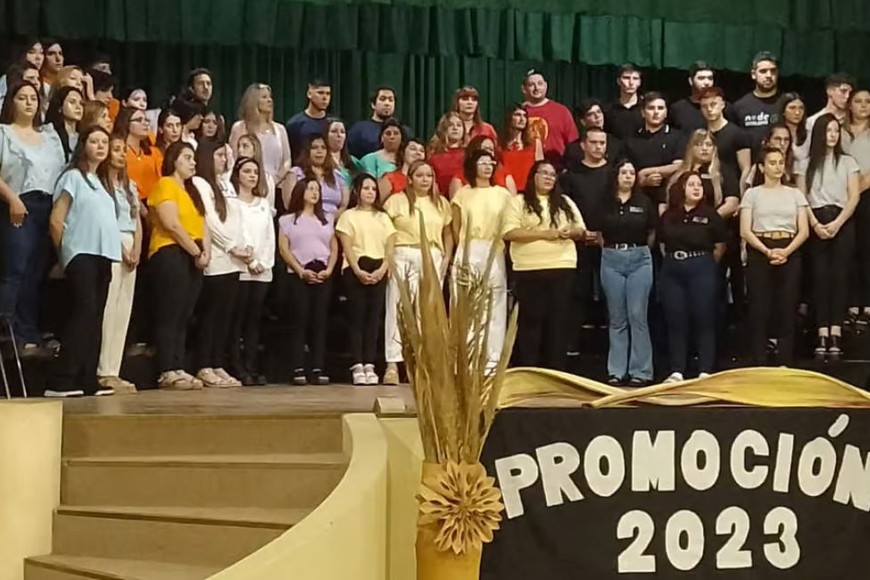 Emotivo acto en el IES N° 7 duranta la ceremonia de egreso del alumnado de la promoción 2023.