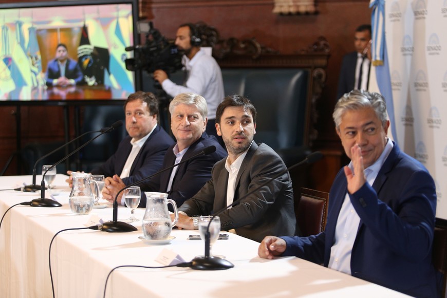 os gobernadores patagónicos ofrecen una conferencia de prensa en el Senado de la Nación. De izq a der.: Alberto Weretilneck, Sergio Ziliotto, Ignacio Torres y Rolando Figueroa escuchan a su par de Santa Cruz, Claudio Vidal, que participa por videoconferencia. Foto NA: DANIEL VIDES