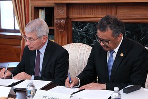 El doctor Anthony Fauci (izquierda) y Tedros A. Ghebreyesus durante la firma de un memorando de entendimiento entre las autoridades sanitarias de EE.UU. y la OMS en 2018. Son dos de los "pilares" de la estrategia de globalización.