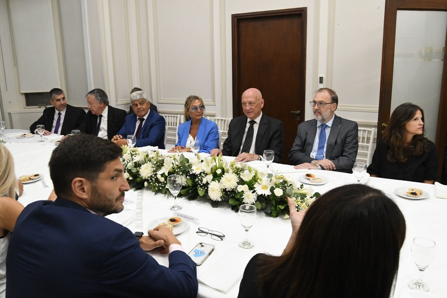 Sentada frente al gobernador Pullaro y a la izquierda del exgobernador Bonfatti, Balangione asistió a un desayuno de trabajo en el MPA. Foto: Mauricio Garín
