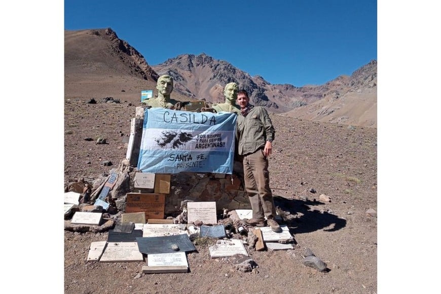 El ex combatiente de Casilda, Alberto “Beto” Fernández, le entregó una bandera con la leyenda de Malvinas para que la lleve durante todo el trayecto.