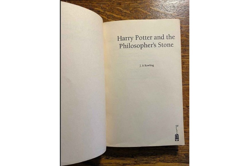 El primer libro de la saga creada por la escritora británica J. K. Rowling, que había sido comprado por centavos en 1997.