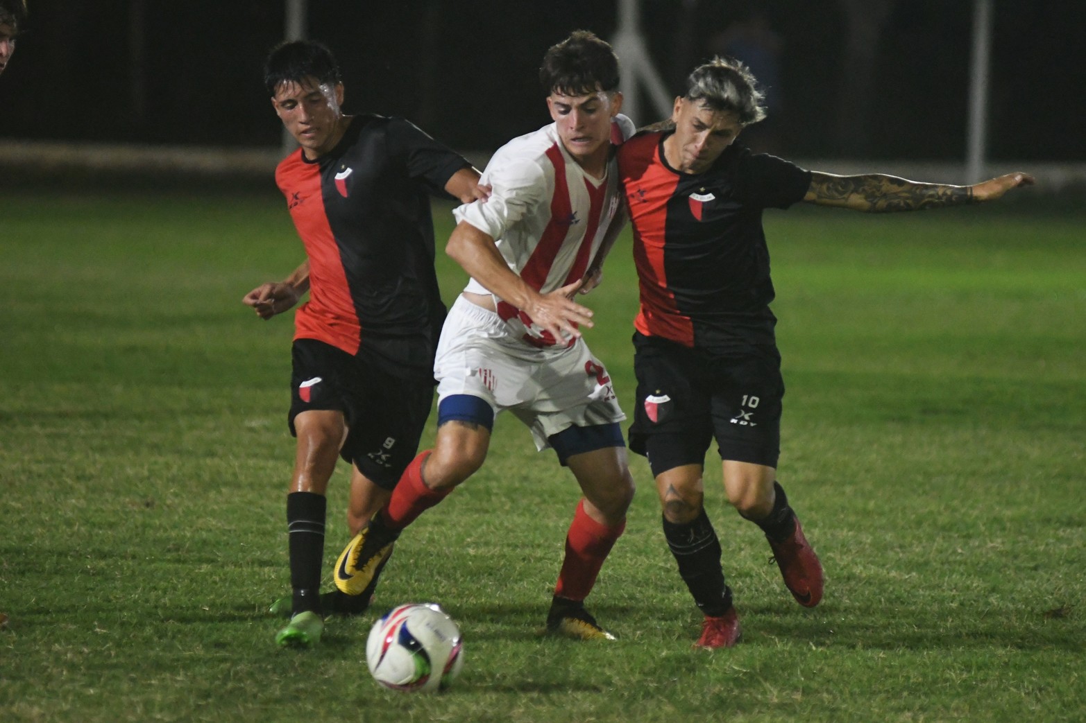 Colón se consagró campeón de la 10 edición del torneo de fútbol "Tiburón Lagunero".  Empató 1 a 1 con Unión. La copa fue de diario El Litoral