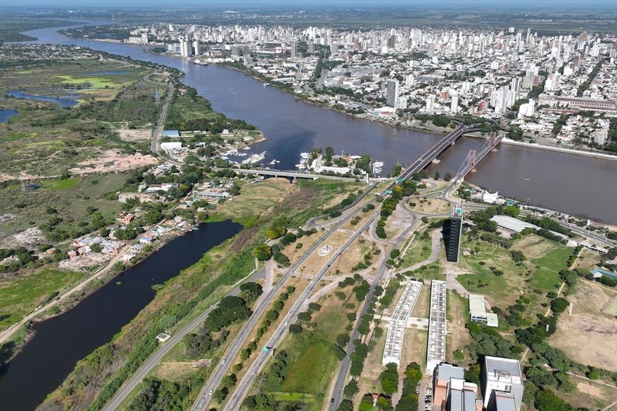 Con el nivel del río en condiciones bajas, se retomaron las obras para reforzar el anillo defensivo. Foto: Fernando Nicola