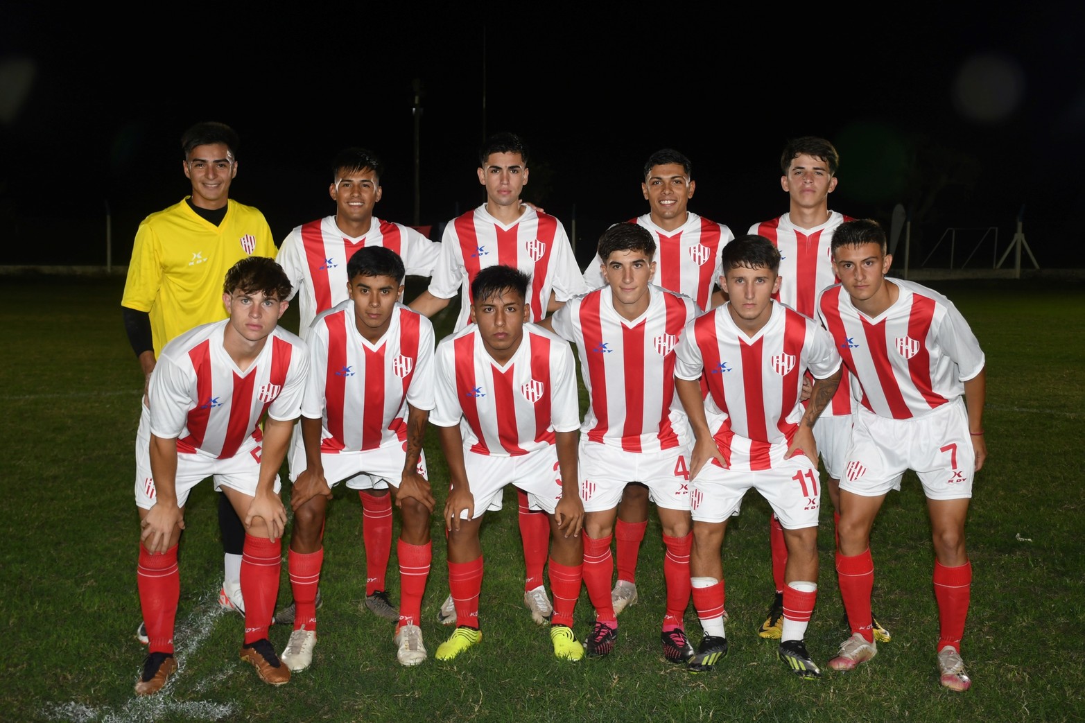 Colón se consagró campeón de la 10 edición del torneo de fútbol "Tiburón Lagunero".  Empató 1 a 1 con Unión. La copa fue de diario El Litoral.