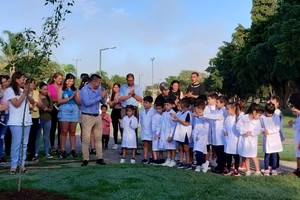 "Después del acto, se realizó una hermosa actividad: plantamos un árbol, en la plaza San Martín junto a los niños y niñas de primer grado", añadió Osta luego del inicio del ciclo lectivo 2024.