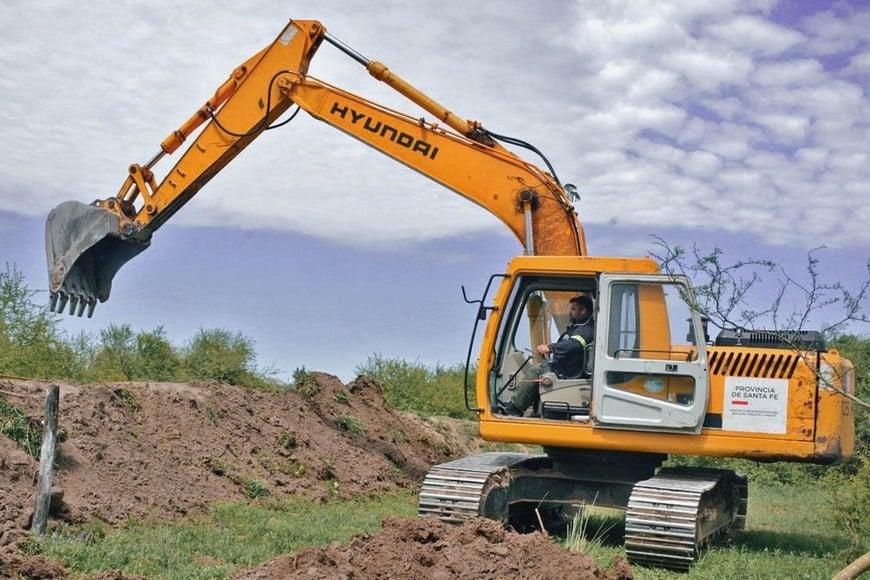 Los trabajos abarcan desde levantar las defensas a niveles de los caminos, taludes, limpieza de canales, alteos de pasos urbanos, hasta revisar el funcionamiento de las estaciones de bombeo. Foto: Gentileza Gobierno Provincial