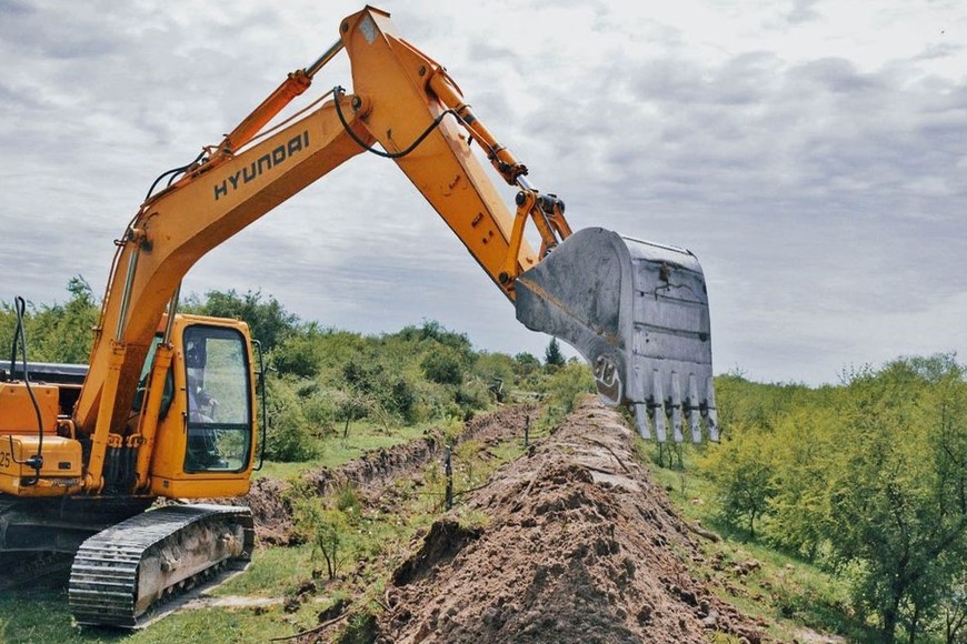 "El objetivo es altear todo el terraplén Norte y Este, es decir desde la parte que se une la Ruta 168 y la Ruta 1 hasta llegar a la estación de la EPE, que está alrededor del kilómetro 13”, explicó Marcela Reynares, directora provincial de Obras Hidráulicas. Foto: Gentileza Gobierno Provincial