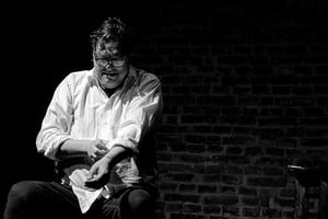 En esencia se trata de una obra que homenajea al director teatral argentino Alberto Ure, a partir de textos de su autoría llenos de ironía y lucidez. Foto: Gentileza producción