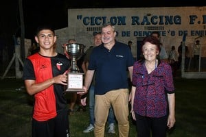 Colón se consagró campeón de la 10 edición del torneo de fútbol "Tiburón Lagunero".  La copa fue de diario El Litoral