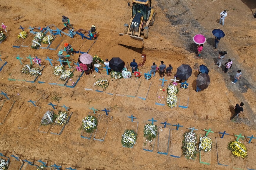 El registro gráfico muestra un entierro masivo de personas que perdieron la vida a causa del  Covid-19. Es en el Cementerio Parque de Manaus, en Manaos (Brasil). Esta tragedia mundial ocurrió hace tan sólo dos años.