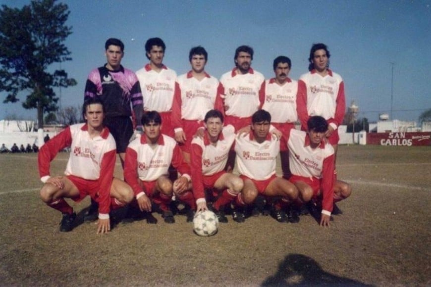 El once campeón de la Liga Santafesina en Primera B, en 1993, con el actual ministro de Economía en el arco.