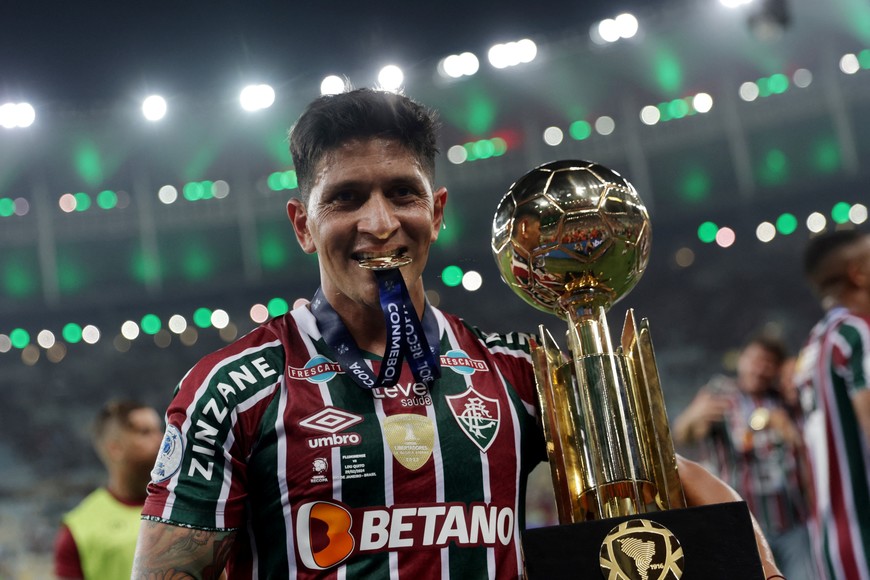 Soccer Football - Recopa Sudamericana - Fluminense v LDU Quito - Estadio Maracana, Rio de Janeiro, Brazil - February 29, 2024
Fluminense's German Cano celebrates winning the Recopa Sudamericana with the trophy REUTERS/Ricardo Moraes