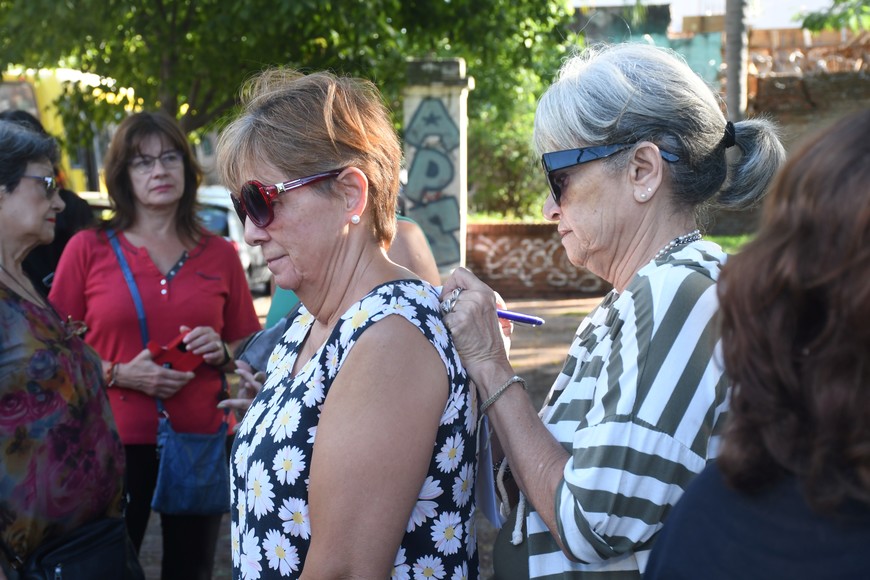 Vecinos de barrio Sur aprovecharon la convocatoria para firmar la nota que presentarán solicitando una reunión con el ministro de Seguridad, Pablo Cococcioni. Foto: Flavio Raina.