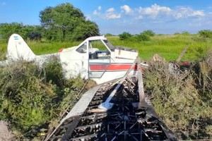 La avioneta fumigadora cayó en campo ubicado en la zona de Villa Ana.