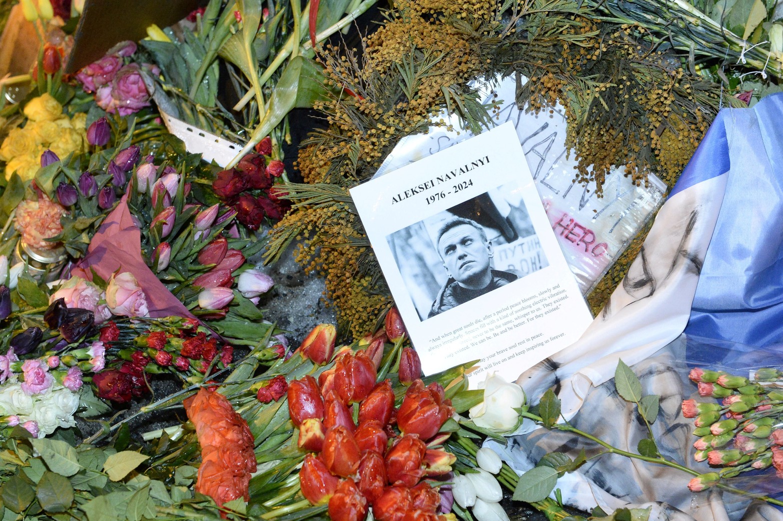 Una vista muestra homenajes durante una manifestación frente a la embajada rusa el día del entierro del líder de la oposición rusa Alexei Navalny, en Helsinki, Finlandia.