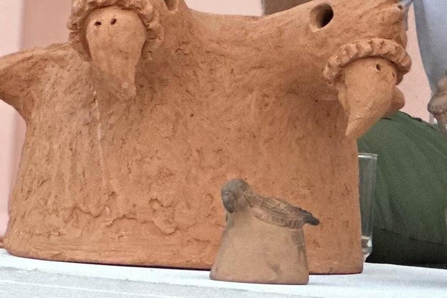 Imitación de una campana Chaná-Timbú con cabeza de loro. Créditos: El Litoral