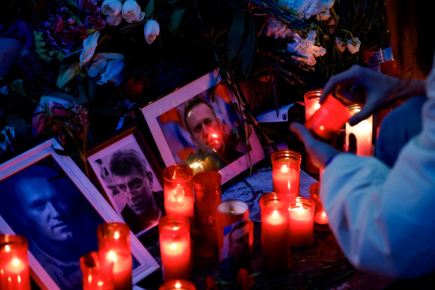 A person holds a candle as people gather in memory of Alexei Navalny, the Russian opposition leader who died in a prison camp, in Barcelona, Spain, March 1, 2024. REUTERS/Albert Gea