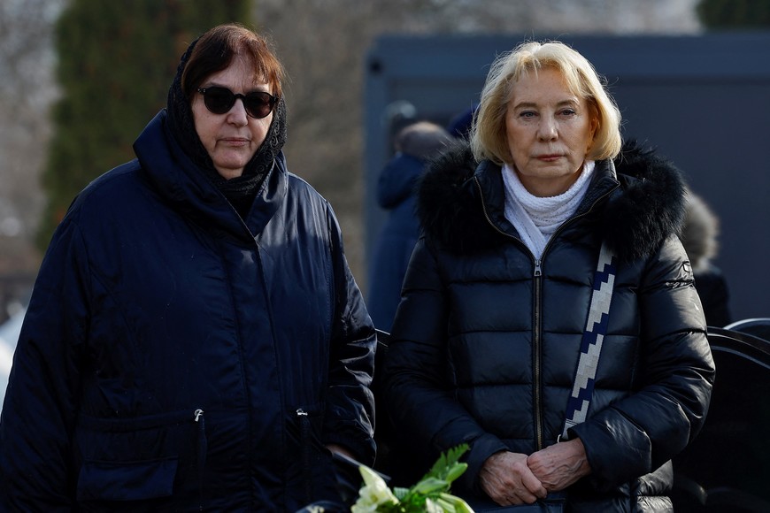 Russian opposition leader Alexei Navalny and his widow Yulia Navalnaya's mothers, Lyudmila and Alla, stand in front the grave of Alexei Navalny following a funeral at the Borisovskoye cemetery in Moscow, Russia, March 2, 2024. REUTERS/Stringer
