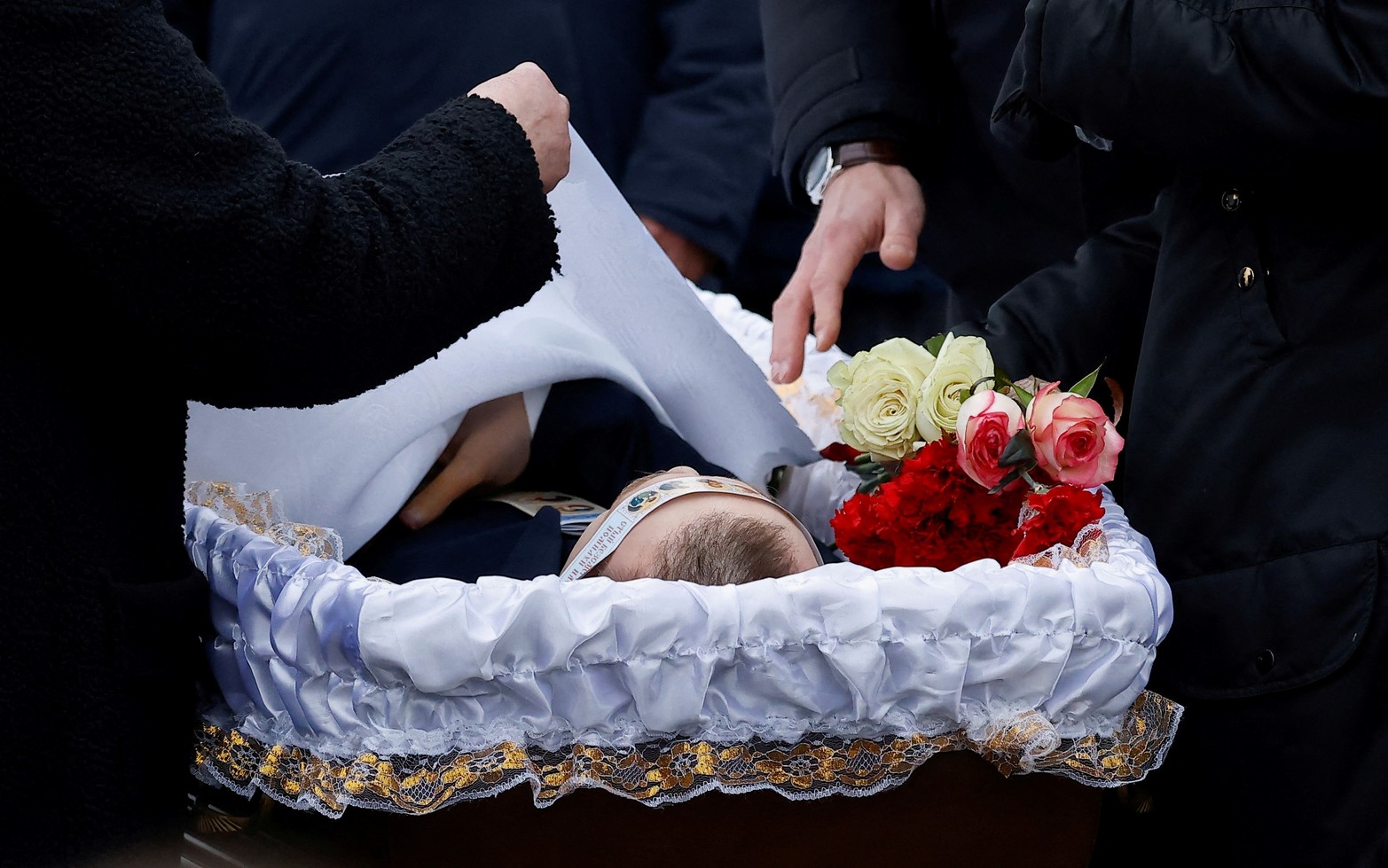 Lyudmila Navalnaya, madre del difunto líder de la oposición rusa Alexei Navalny, cubre el cuerpo de su hijo durante un funeral en el cementerio Borisovskoye en Moscú, Rusia.