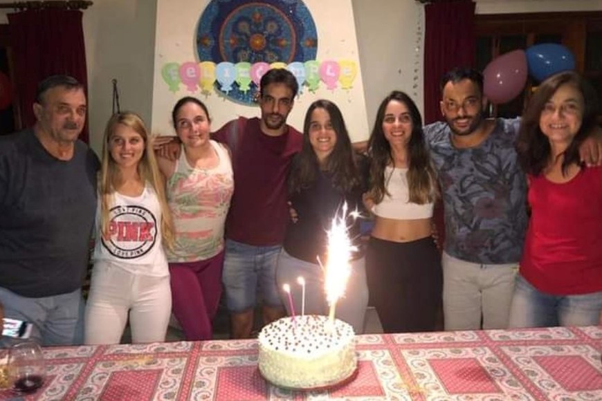 Los seis hermanos junto a sus padres.