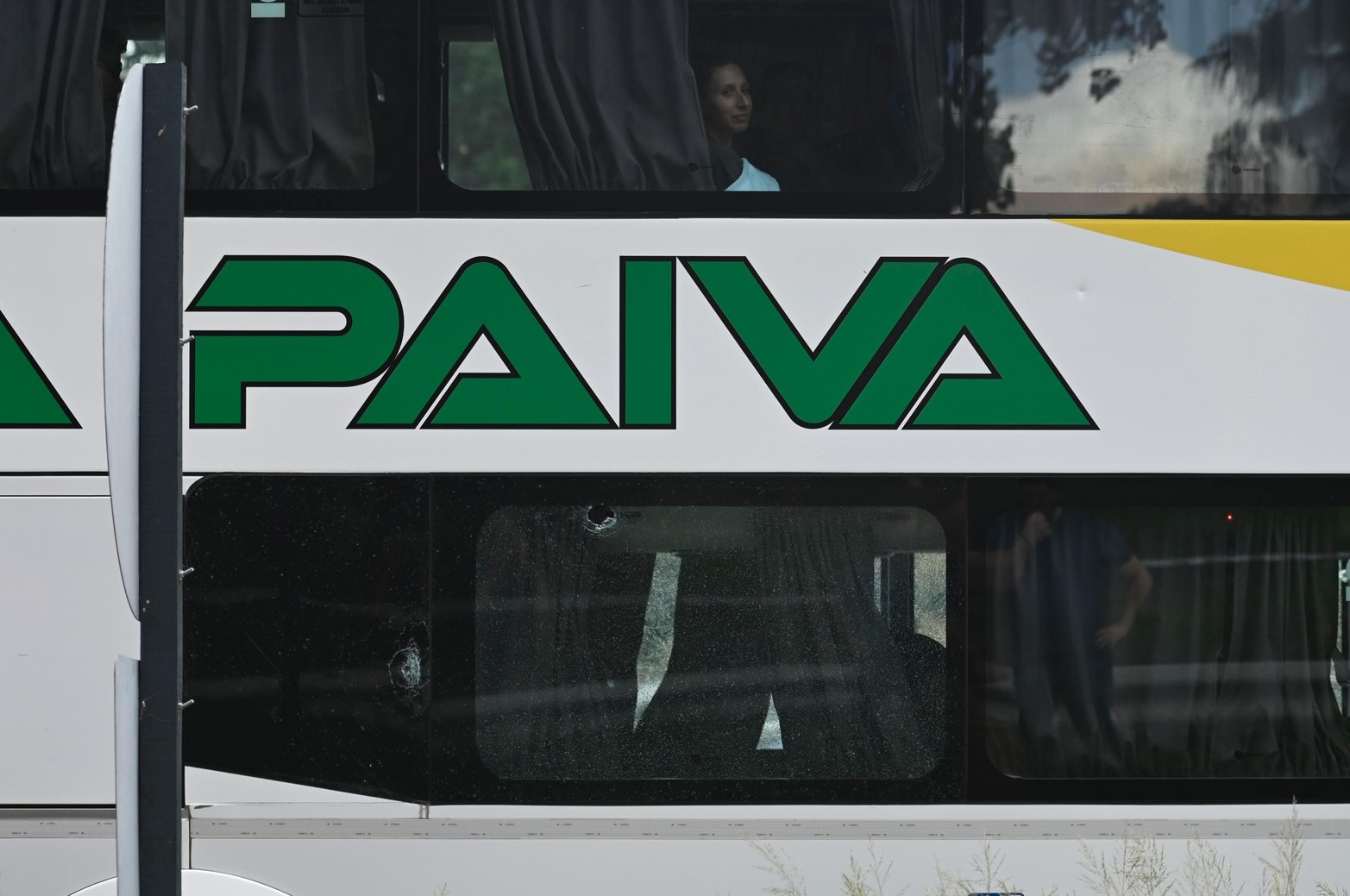 Dos colectivos de la empresa Laguna Paiva fueron baleados cuando circulaban por el acceso a la ciudad de Rosario.