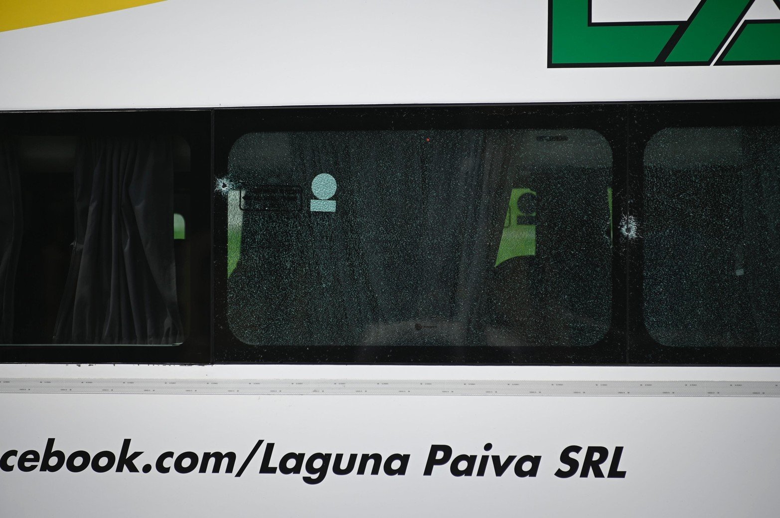 Dos colectivos de la empresa Laguna Paiva fueron baleados cuando circulaban por el acceso a la ciudad de Rosario.