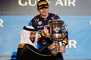 Verstappen recibiendo el primer trofeo del 2024. Crédito: Hamad I Mohammed/Reuters