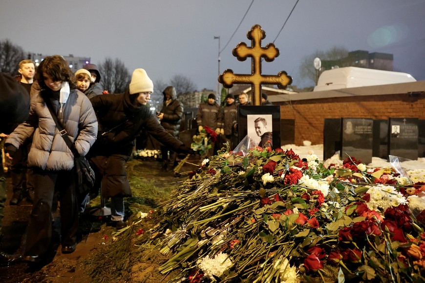 People visit the grave of Russian opposition politician Alexei Navalny following his funeral at the Borisovskoye cemetery in Moscow, Russia, March 1, 2024. REUTERS/Stringer