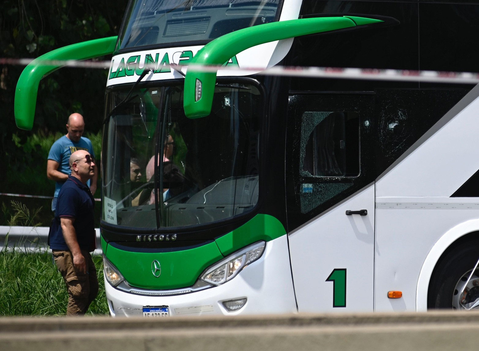 Dos colectivos de la empresa Laguna Paiva fueron baleados cuando circulaban por el acceso a la ciudad de Rosario.