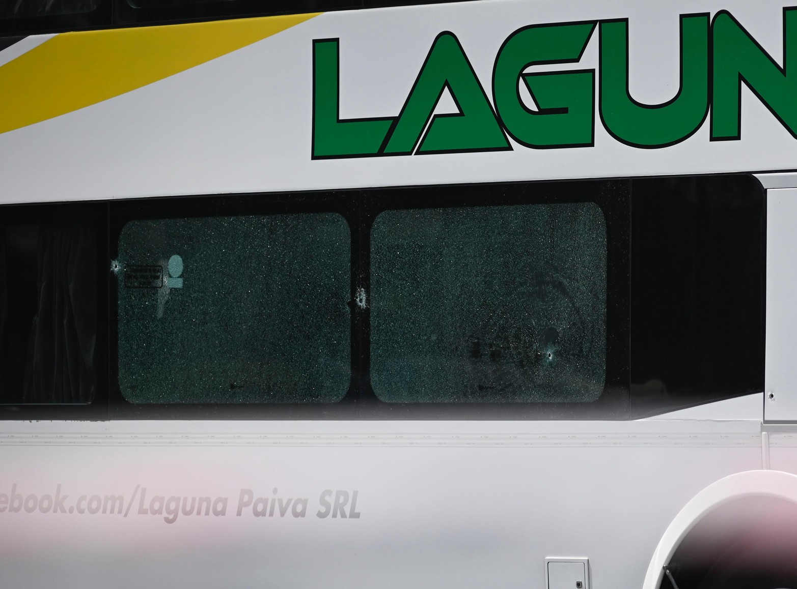 Dos colectivos de la empresa Laguna Paiva fueron baleados cuando circulaban por el acceso a la ciudad de Rosario.