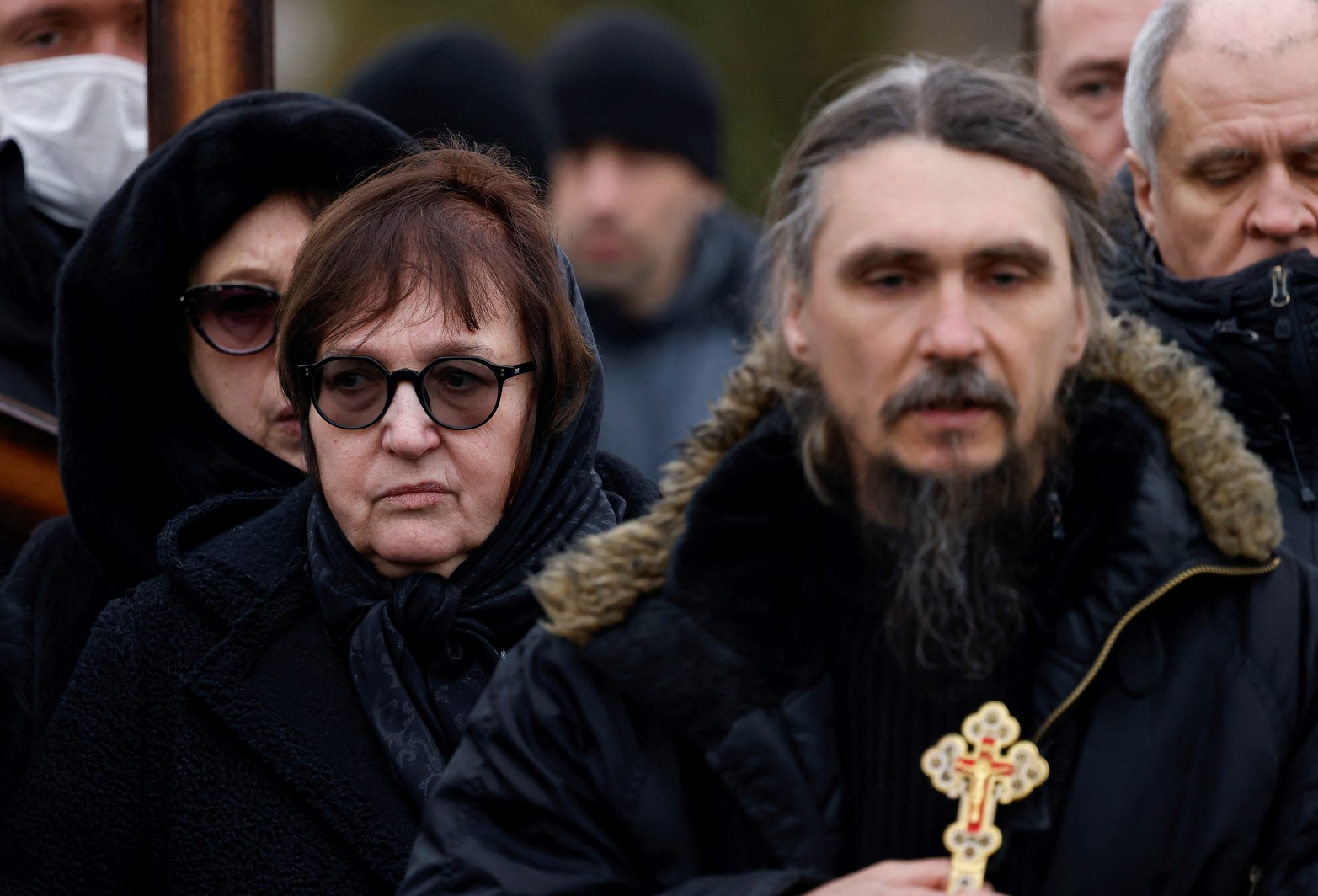 Lyudmila Navalnaya, madre del difunto líder de la oposición rusa Alexei Navalny, asiste al funeral de su hijo en el cementerio Borisovskoye en Moscú, Rusia.