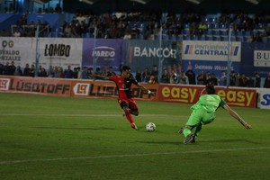 Colón venció 2 a 1 a Estudiantes de Río Cuarto.