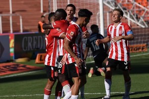 Estudiantes recortó ventajas con Godoy Cruz, el líder de la zona B.