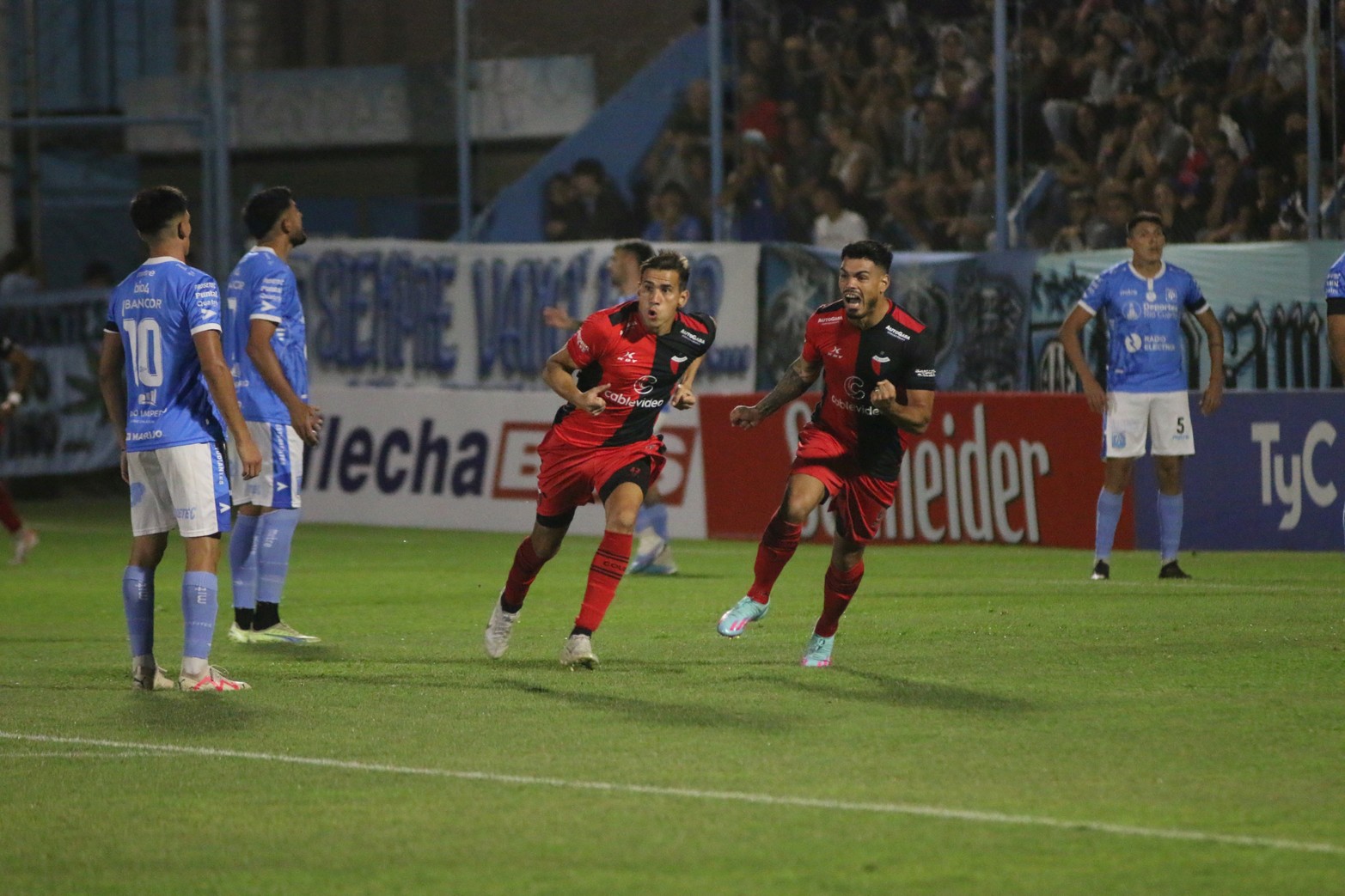 Colón venció 2 a 1 a Estudiantes de Río Cuarto.