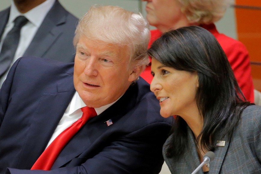 U.S. President Donald Trump talks with U.S. Ambassador to the U.N. Nikki Haley as they attend a session on reforming the United Nations at U.N. Headquarters in New York, U.S., September 18, 2017. REUTERS/Lucas Jackson eeuu nueva york donald trump Nikki Haley 72 asamblea general de las naciones unidas onu presidente de eeuu