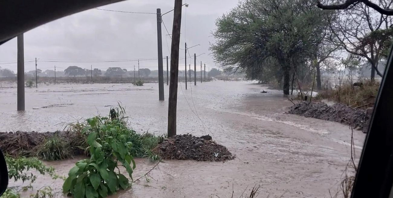 Crecida de ríos, desborde de canales e inundaciones: un temporal azotó Jujuy