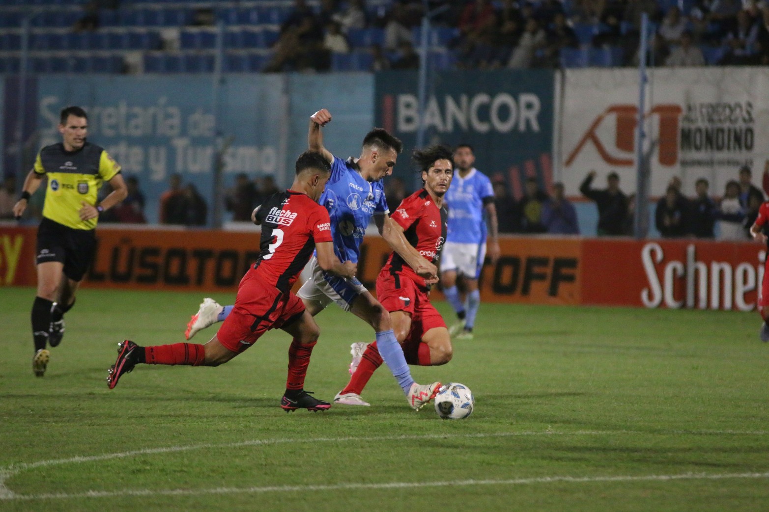 Colón venció 2 a 1 a Estudiantes de Río Cuarto.