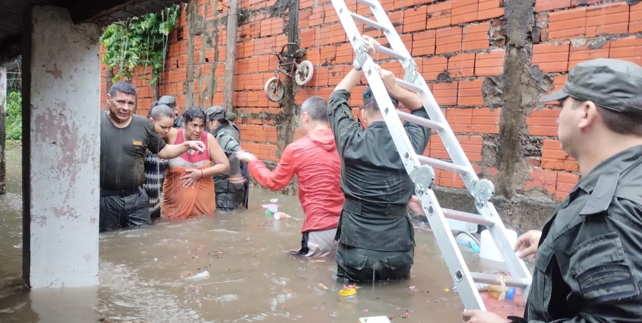 Un temporal azotó Corrientes dejando casas inundadas, autos bajo agua, voladura de techos y el derrumbe de un histórico mural 