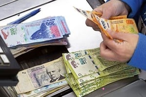 Ni la teoría monetaria de Milton Friedman ni ninguna teoría dentro de la corriente monetarista sostienen llanamente que la única causa de la inflación sea la emisión.