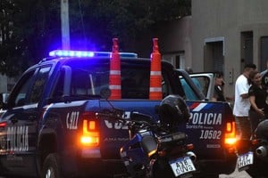 Personal policial realizando tareas investigativas este domingo por la tarde y noche en barrio Fomento 9 de Julio. Foto: Malena Rodríguez