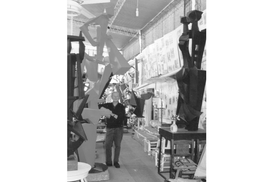 Favaretto Forner, rodeado de algunas de sus esculturas.