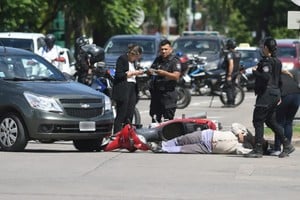 El motociclista quedó tendido en el suelo. Crédito: Mauricio Garín