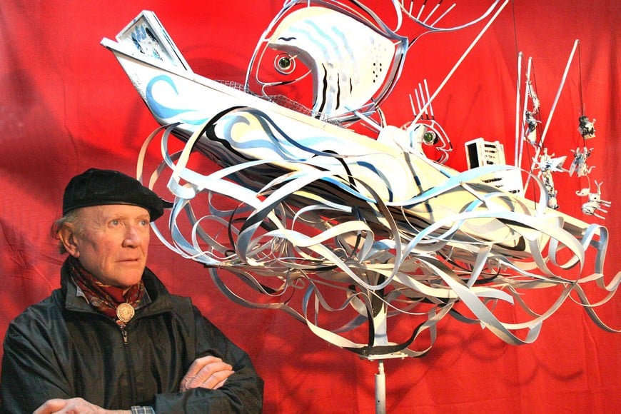 Favaretto Forner posa junto a una de sus creaciones.