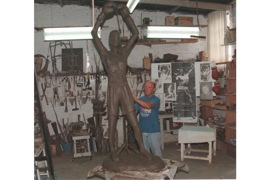 El paso del monumento a Monzón por el frente del antiguo edificio de El Litoral.