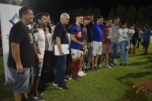 La Perla, campeón. El plantel dirigido por Adalberto Tobaldo recibió el trofeo máximo del torneo de verano que sigue creciendo con el paso de los años.