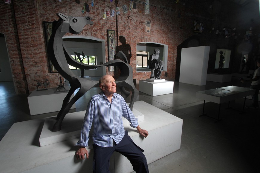 El artista en una de sus muestras, en este caso en La Redonda.