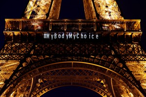 La Torre Eiffel, iluminada este lunes con el mensaje "Mi cuerpo, mi decisión". Foto: Reuters.
