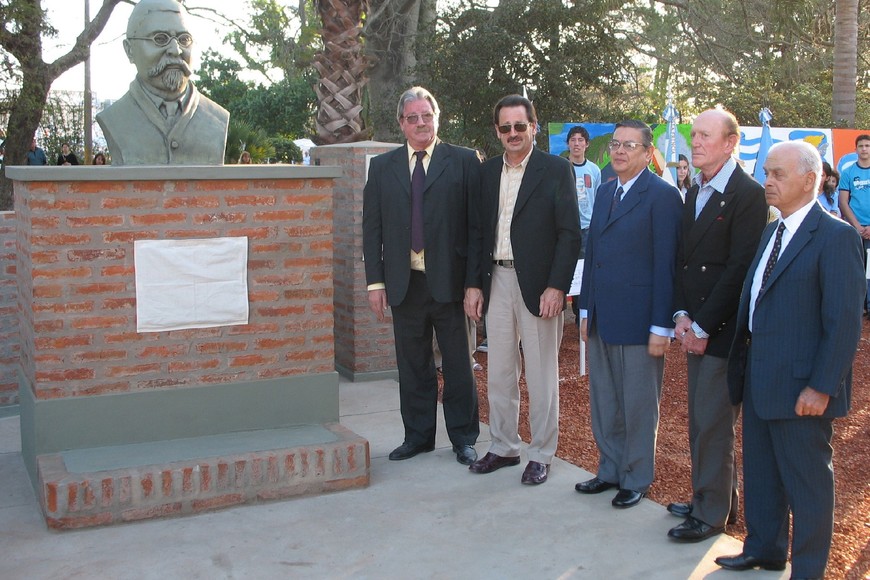 Homenaje a Reynaldo Cullen en Laguna Paiva, con un busto construido por Favaretto Forner.