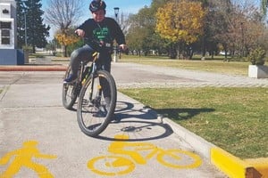 "Actualmente se cumplió con la demarcación vial de sendas peatonales y lomos de burro ubicados en las adyacencias de las tres instituciones escolares de la zona urbana de la localidad", comentaron autoridades del Ejecutivo comunal.
Foto: Gentileza